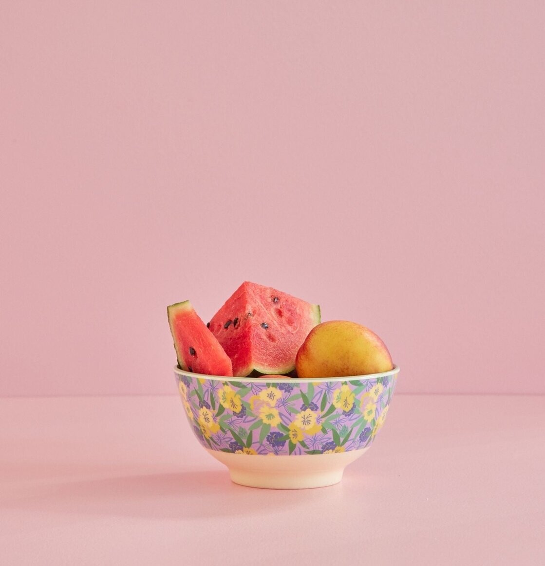 Skål Fancy Pansy Print från Rice fylld med fruktbitar