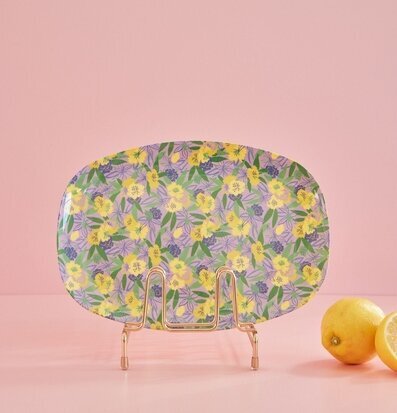 Bild av elegant tallrik med blommotiv och citroner