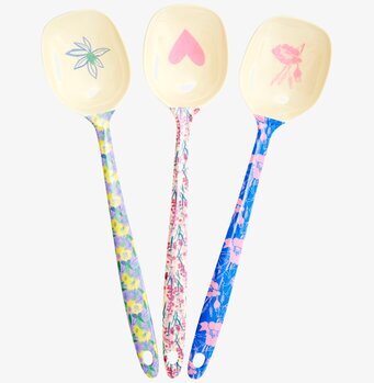 Foto av färgglada matlagningsskedar med blommotiv