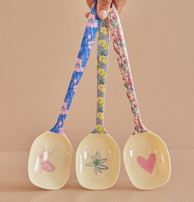 Foto av färgglada matlagningsskedar med blommönster