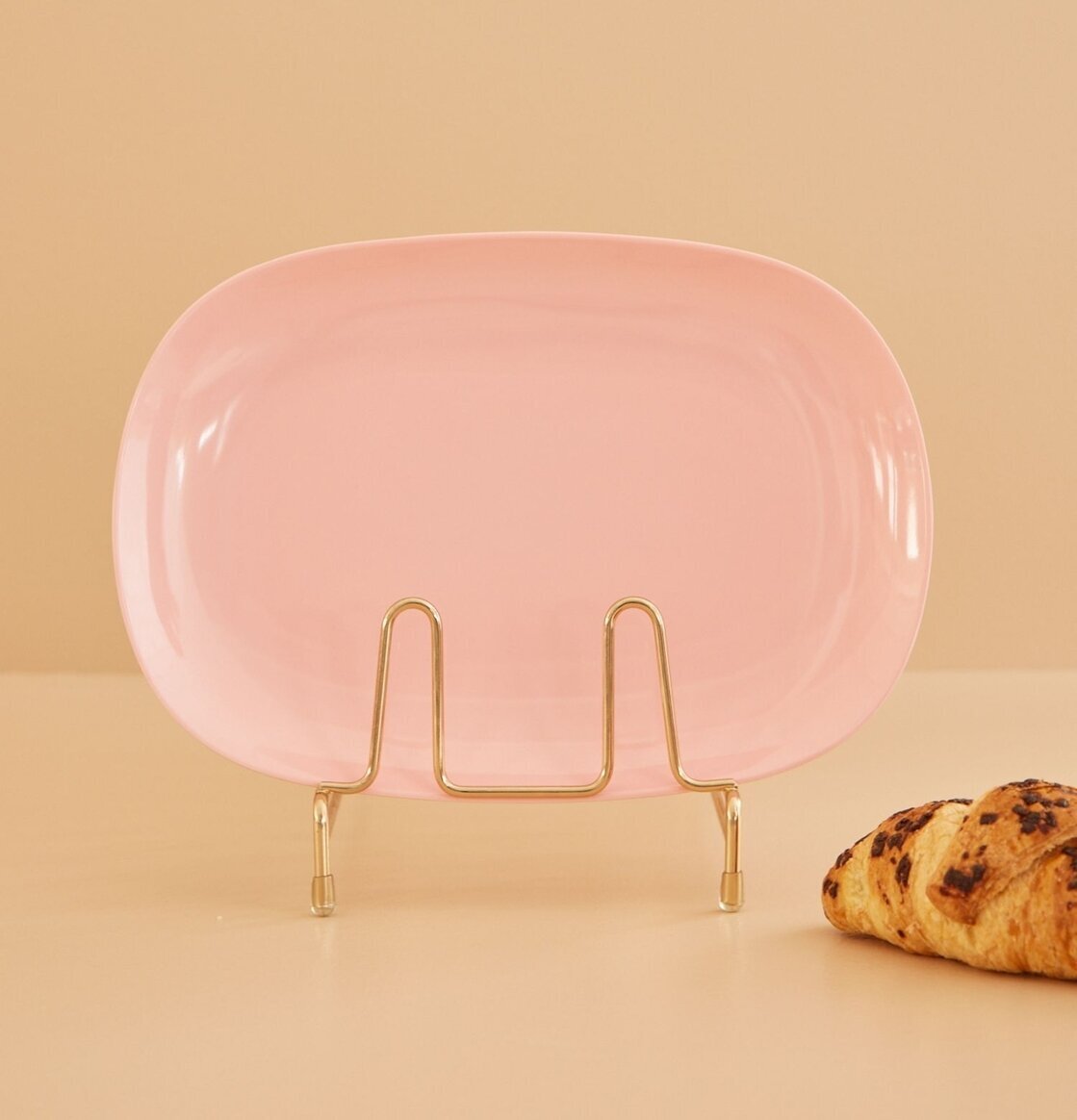 Tallrik Large Pink från Rice på metallställ med croissant