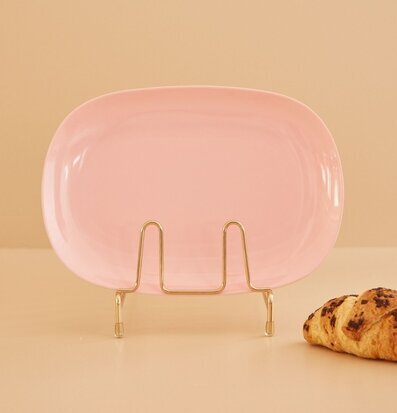 Bild av elegant rosa tallrik med gyllene detaljer