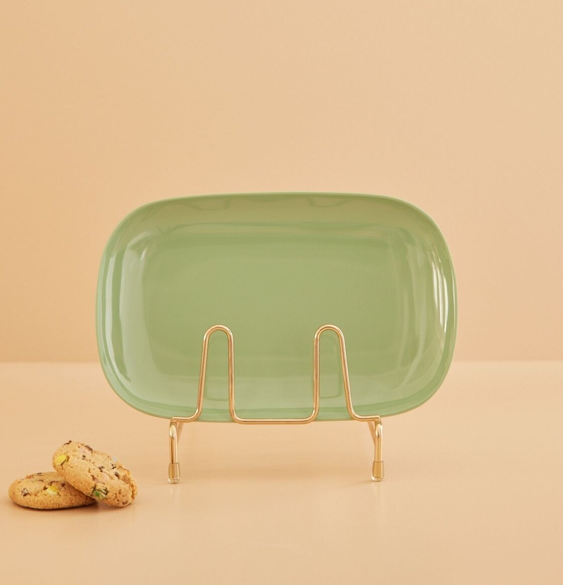 Tallrik Medium Green från Rice på metallställ med småkakor