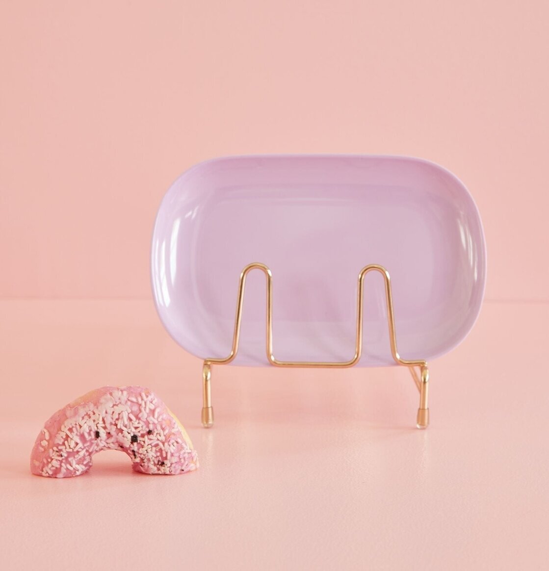 Tallrik Small Lavender från Rice på guldstativ med kaka