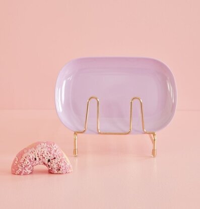 Bild av elegant och stilren tallrik i lavendeltoner