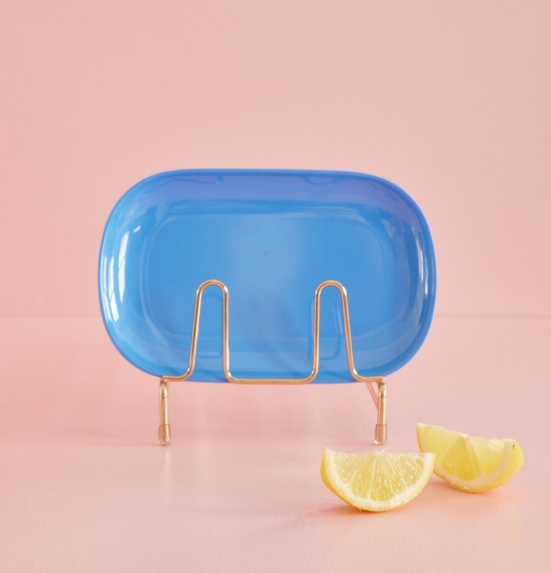 Tallrik Small Blue från Rice på guldfärgad ställning