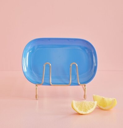 Bild av färgstark tallrik på pastellfärgad bakgrund