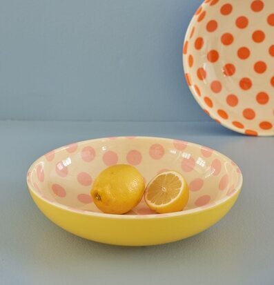 Bild av färgglad skål med citroner och mönster