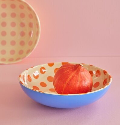 Bild av färgglad skål med pumpa i harmonisk miljö