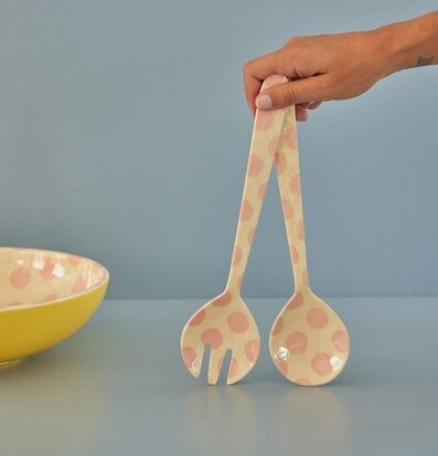 Bild av färgglada salladsbestick och matchande skål