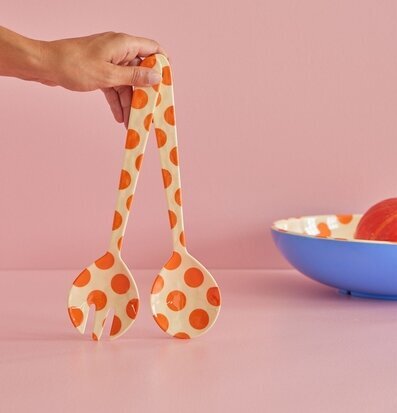 Bild av färgglada salladsbestick med orange prickar