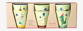 Bild av färgglada, lekfulla muggar för alla åldrar