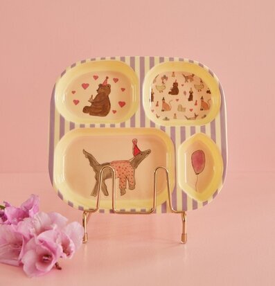 Foto av färgglad barntallrik med djurmotiv