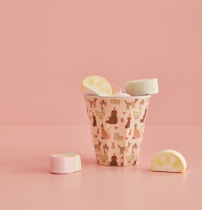 Bild av melaminmugg med djurmotiv och skumgodis