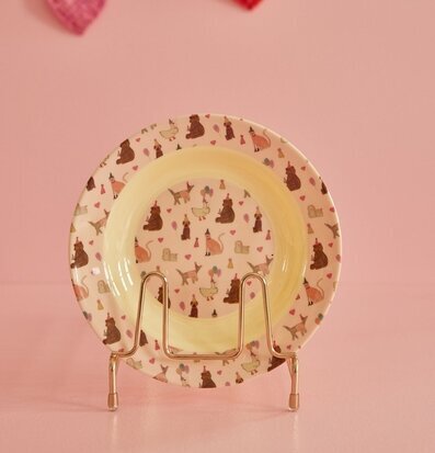 Bild av färgglad tallrik med djurmotiv och detaljer