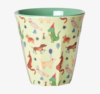 Bild av färgglad mugg med djurmotiv och festdetaljer