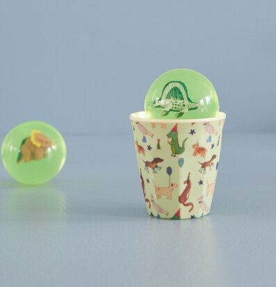 Bild av barnmugg med djurmotiv och festliga detaljer