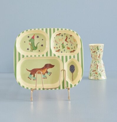 Foto av charmig barntallrik med djurmotiv i grönt