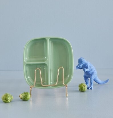 Bild av färgglad barntallrik med lekfull komposition