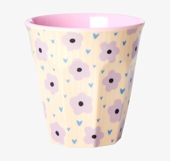 Bild av färgglad mugg med blommigt och hjärtligt mönster