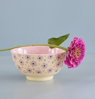 Bild av skål med blommönster och rosa insida