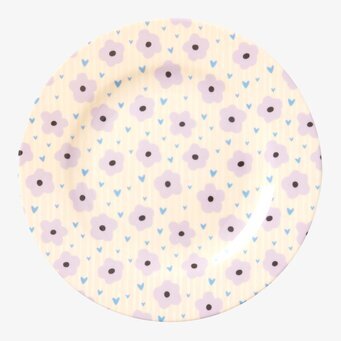 Foto av assiett med blommigt och hjärtligt mönster