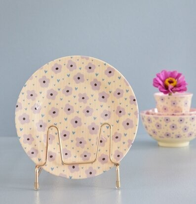 Bild av elegant assiett med blommönster och skålar