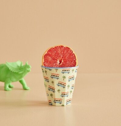 Foto av charmig mugg med bilar och tropiska palmer