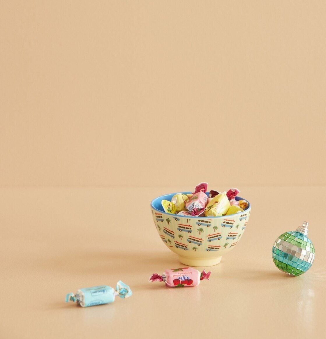 Liten Skål Cars Print från Rice med färgglada bilar och palmer