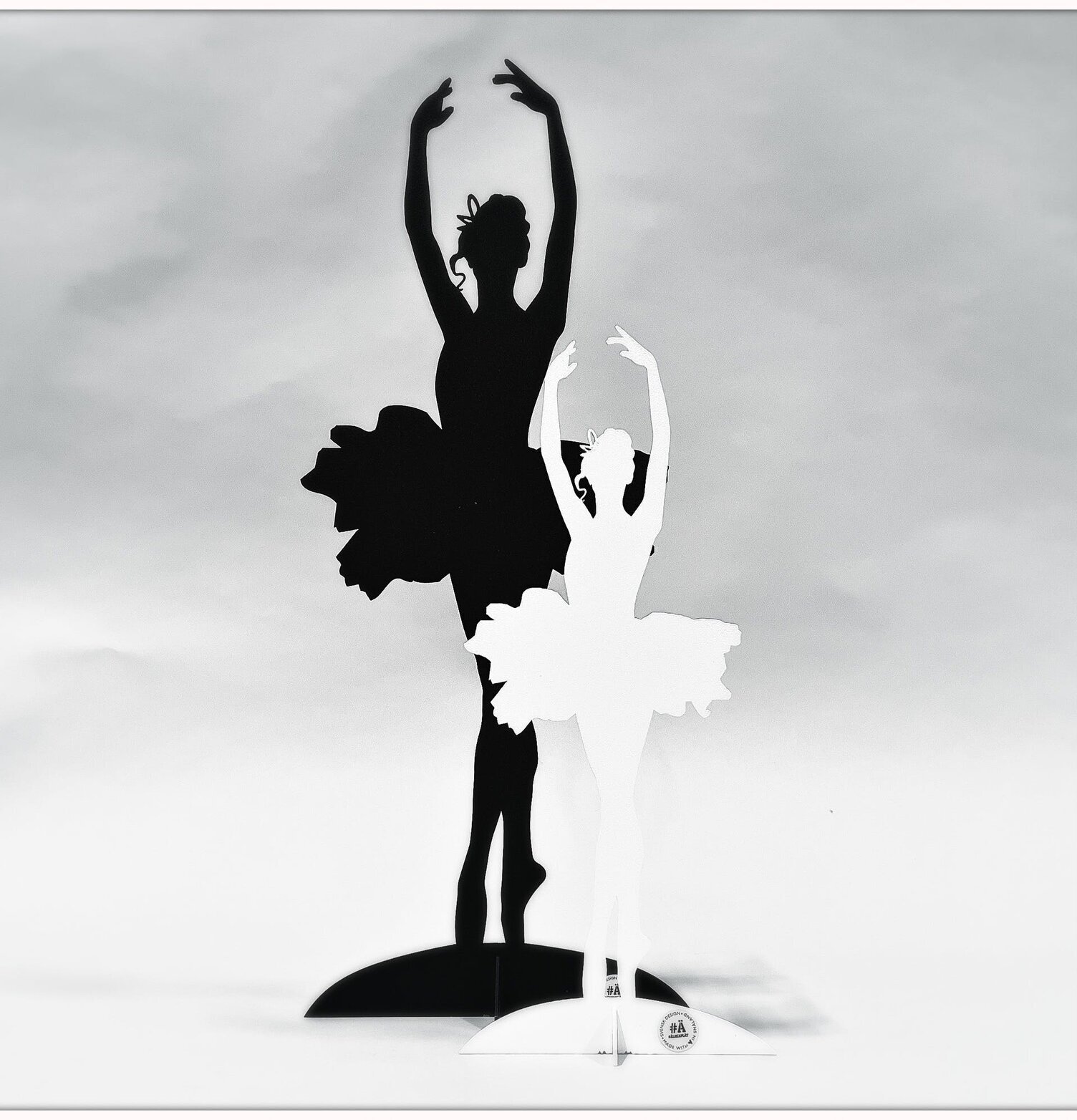 Bild av elegant ballerinafigur i klassisk pose