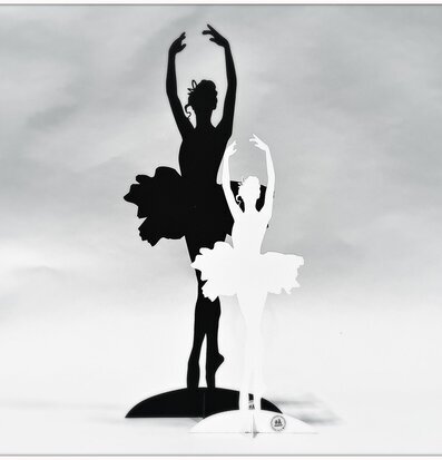 Bild av elegant ballerinafigur i klassisk pose