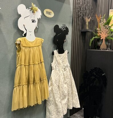 Bild av konstnärligt arrangerade kläder och galgar