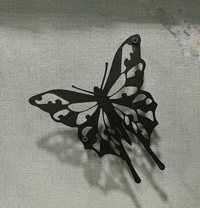 Bild av konstnärlig metallfjäril med utskuren design