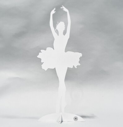 Bild av stiliserad ballerina i vit plåt, elegant design