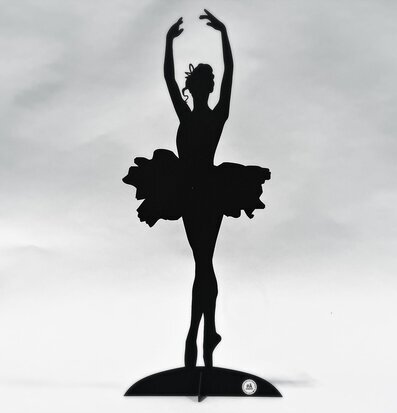Bild av elegant ballerinafigur i svart plåt