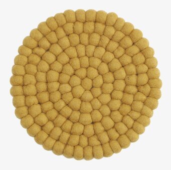 Bild av ett grytunderlägg i tovad ull och ockra ton