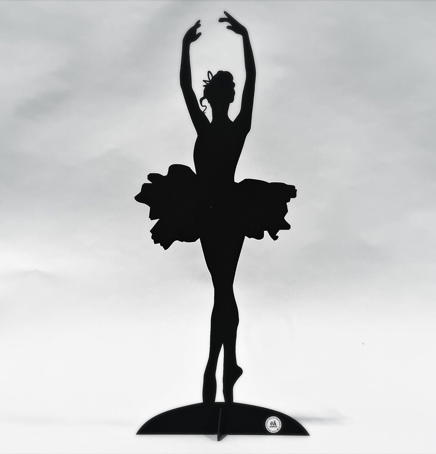 Bild av elegant ballerina i svart metallplåt