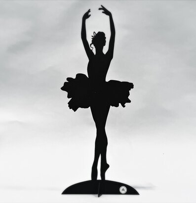 Bild av elegant ballerina i svart metallplåt
