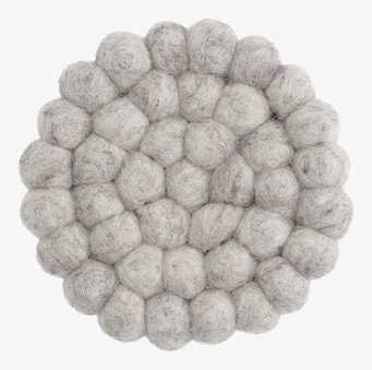 Bild av runt glasunderlägg i ljusgrå tovade ullbollar