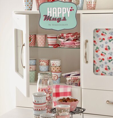 Bild av färgglada och lekfulla muggar i hemtrevlig miljö