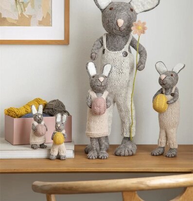 Bild av handgjorda filtkaniiner i hemtrevlig miljö