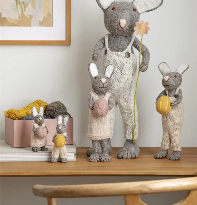 Grå Kanin Med Beige Klänning från Gry & Sif på träbord