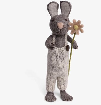 Bild av charmfull kanin med byxdress och blomma