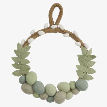 Bild av vårinspirerad handgjord krans med filtdekorationer