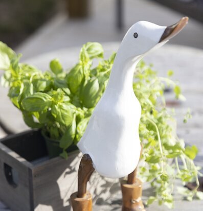 Bild av charmig prydnadsanka med bambudetaljer