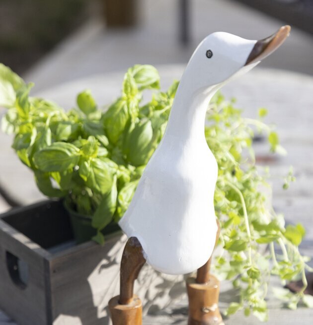 Anka Kalle Bambu från Different Design på utebord med örter