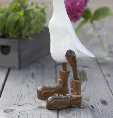 Bild av unik anka i bambu med charmiga stövlar