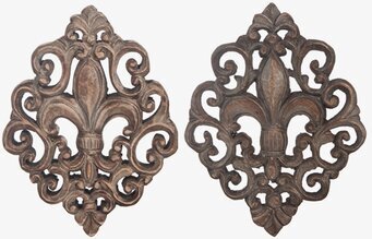 Bild av eleganta väggdekorationer i trä med liljemotiv