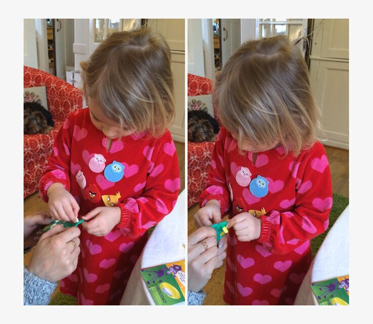 Bild av flicka i röd klänning med hjälpande händer