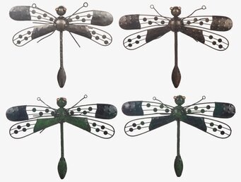 Bild av fyra dekorativa trollsländor i hamrad plåt